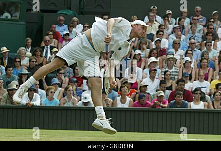 Tennis - Wimbledon Championships 2005 - Men's Second Round - Tim Henman v Dmitry Tursunov - All England Club. Dmitry Tursunov in action against Tim Henman in fifth set Stock Photo