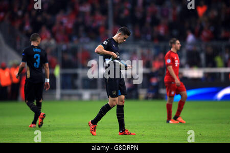 Soccer - UEFA Champions League - Group F - Bayern Munich v Arsenal - Allianz Arena. Arsenal's Gabriel Paulista appears dejected Stock Photo