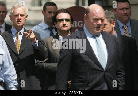 U2 frontman Bono arrives on Parliament Hill in Ottawa on Monday, June 15,  2015. Bono is in Ottawa for a meeting with political leaders and non-profit  organizations. (Sean Kilpatrick/The Canadian Press via