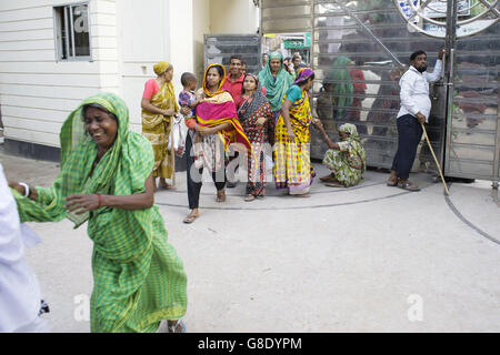 Dhaka, Bangladesh. 17th June, 2016. Bangladeshi under privileged people come to Dhammarajika Monastery to receive free Iftar meals, food for breaking the daytime fast, during Ramadan, Dhaka, Bangladesh © Suvra Kanti Das/ZUMA Wire/Alamy Live News Stock Photo