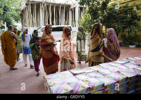 Dhaka, Bangladesh. 17th June, 2016. Bangladeshi under privileged people come to Dhammarajika Monastery to receive free Iftar meals, food for breaking the daytime fast, during Ramadan, Dhaka, Bangladesh © Suvra Kanti Das/ZUMA Wire/Alamy Live News Stock Photo