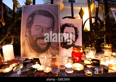 Budapest, Hungary. 28th June, 2016. Fans light candles to mourn Italian actor and filmmaker Bud Spencer in front of the Italian Embassy in Budapest, Hungary, on June 28, 2016. Bud Spencer passed away on June 27 in Rome at the age of 86. He is known for action-comedy roles with his long-time film partner Terence Hill. © Csaba Domotor/Xinhua/Alamy Live News Stock Photo