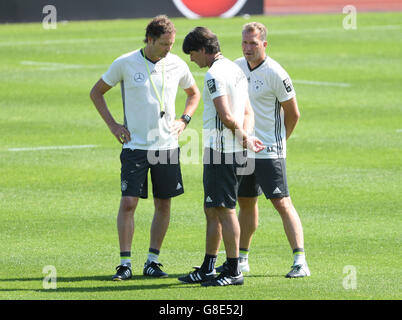 Evian, France. 29th June, 2016. Germany's head coach Joachim Loew talks to assistant coach Oliver Sorg (L) and goal keeper coach Andreas Koepke (R) practice during a training session of the German national soccer team on the training pitch next to team hotel in Evian, France, 29 June 2016. Germany will play Italy in the UEFA Euro 2016 quarterfinal in Bordeaux on 02 July. Photo: Arne Dedert/dpa/Alamy Live News Stock Photo