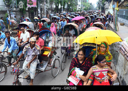 Dhaka, Bangladesh. 29th June, 2016. Hundreds of rickshaws are stuck in a jam on Dhanmondi Road-1 in the capital. Every year this very street sees a high number of the non-motorised vehicle ahead of Eid when the number of illegal rickshaws on city streets increases. About two lakh additional rickshaws have hit the city streets ahead of Eid-ul Fitr, causing massive traffic snarl-ups, with law enforcers opting to ignore the issue on what they unofficially say are humanitarian grounds. Stock Photo