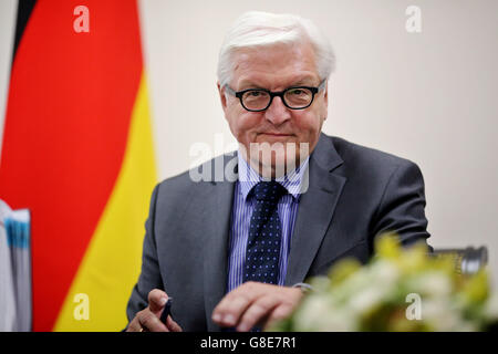 Jerewan, Armenia. 29th June, 2016. Foreign minister Frank-Walter Steinmeier (SPD, l) signs an agreement on double taxation in Jerewan, Armenia, 29 June 2016. In the coming days the foreign minister will travel to Armenia, Azerbaijan and Georgia. Photo: Jan Woitas/dpa/Alamy Live News Stock Photo
