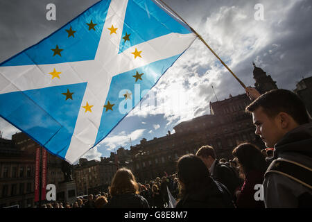 Glasgow, Scotland, UK. 29th June, 2016. Scottish Pro-European Union supporters gather for a rally in George Square, Glasgow, Scotland, on 29 June 2016. Credit:  jeremy sutton-hibbert/Alamy Live News