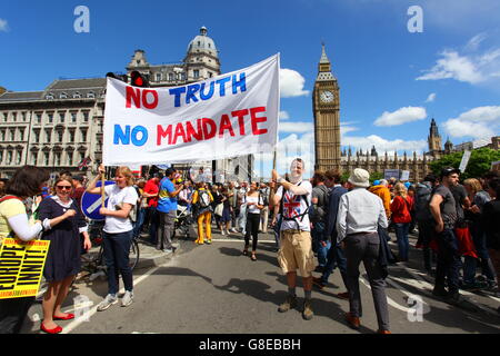 London, UK. 2nd July 2016. Thousands of people take part in The March for Europe, from Park Lane to Parliament Square. Large crowd gathered near the Palace of Westminster in London during a pro EU protest. Demonstrators hold placards and banners, including a prominent sign reading NO TRUTH NO MANDATE. Big Ben is visible in the background under clear skies. Protesting at the lies and misinformation from the Leave Campaign, the media and MPs have told the British people during the June 23rd EU referendum.  Penelope Barritt/Alamy Live News Stock Photo