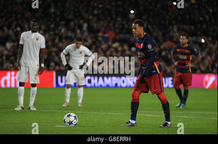 Barcelona v Roma - UEFA Champions League - Group E - Camp Nou. Barcelona's Neymar sees his penalty saved by AS Roma goalkeeper Wojciech Szczesny (not in picture) Stock Photo