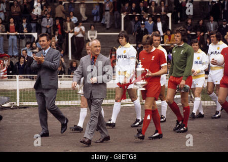 The two managers, Leeds United's Brian Clough (l) and Liverpool's Bill Shankly (second l), lead their teams out before the match. Following them are the two captains, Leeds United's Billy Bremner (behind Shankly) and Liverpool's Emlyn Hughes (fourth l), carrying the trophies won by their teams the previous season. Also seen are Leeds United's David Harvey (third l), Paul Reaney (fifth r), Johnny Giles (third r) and Norman Hunter (second r), and Liverpool's Ray Clemence (fourth r) and Alec Lindsay (r) Stock Photo
