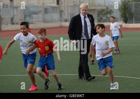 Mayor of London Boris Johnson plays cricket with local Mumbai school ...