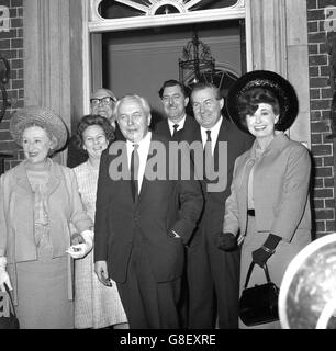 The cast of Coronation Street visits Downing Street. (l-r) Mary Wilson, Doris Speed, Arthur Leslie, Prime Minister Harold Wilson, producer Harry Kershaw, Chancellor of the Exchequer James Callaghan, and Pat Phoenix. Stock Photo