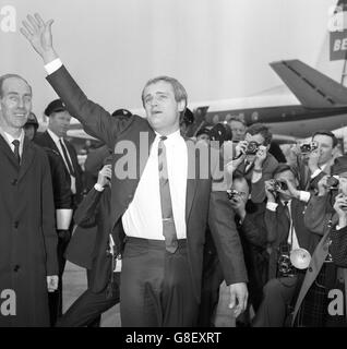 Actor David McCallum, best known as Illya Kuryakin in the Man from UNCLE, acknowledges the crowds at London Airport on arrival from America. He is here to visit his parents before traveling on to Italy to star in a new Alvin Ganzer production Three Bites of the Apple. Stock Photo