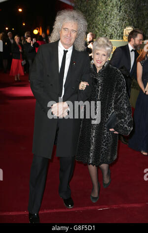 Brian May and Anita Dobson attending the London Evening Standard Theatre Awards in partnership with The Ivy, at the Old Vic Theatre in London. PRESS ASSOCIATION Photo. Picture date: Sunday 22nd November, 2015. Photo credit should read: Daniel Leal-Olivas/PA Wire. Stock Photo