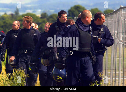 Police patrol the fence around the G8 summit in Gleneagles. Stock Photo