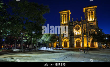 Water fountain and San Fernando Cathedral in San Antonio, Texas at night Stock Photo