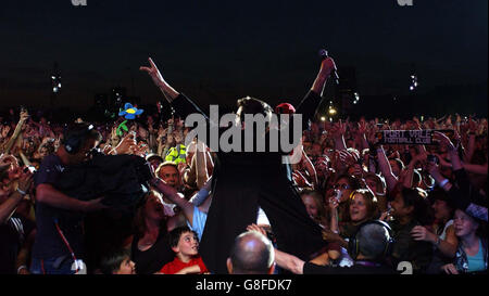 Live 8 Concert - Hyde Park. Robbie Williams performing on stage. Stock Photo