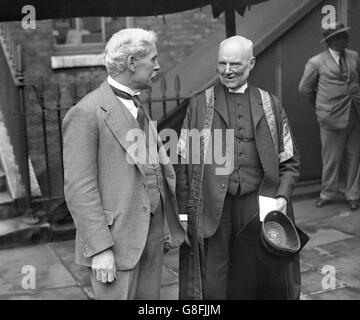 Prime Minister Ramsay MacDonald speaks with vice-chancellor Dr Scott Lidgett, when he inaugurated an Anglo-American Historical Conference at University College, London. Stock Photo