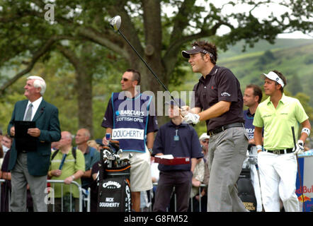 Golf - Barclays Scottish Open 2005 - Loch Lomond. England's Nick Dougherty tees off on the first hole. Stock Photo