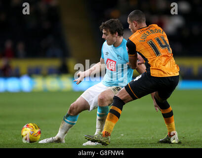 Hull City v Derby County - Sky Bet Championship - KC Stadium. Hull City's Jake Livermore (right) and Derby County's Chris Martin battle for the ball Stock Photo