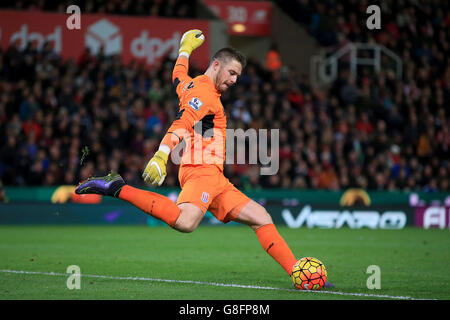 Soccer - Barclays Premier League - Stoke City v Chelsea - Britannia Stadium. Stoke City goalkeeper Jack Butland during the Barclays Premier League match at the Britannia Stadium, Stoke-on-Trent. Stock Photo