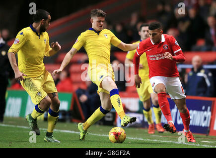 Charlton Athletic's Karlan Ahearne-Grant (right) takes on Leeds United's Sam Byram and Giuseppe Bellusci (left) Stock Photo