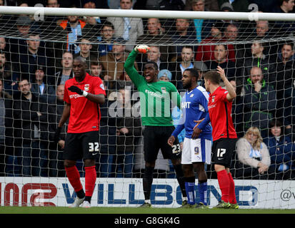 Chesterfield v Coventry City - Sky Bet League One - Proact Stadium. Coventry City goalkeeper Reice Charles-Cook (centre) looks for cover as he defends a corner Stock Photo