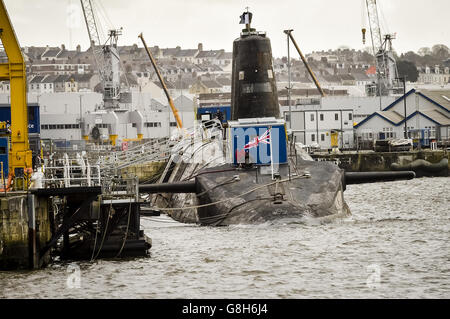 Nuclear Submarine Refit. HMS Vanguard, The V-Class UK Nuclear Deterrent ...