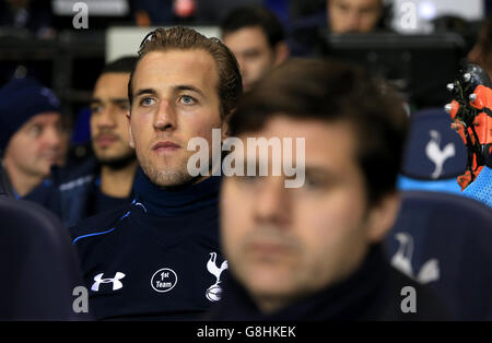 Tottenham Hotspur's Harry Kane (left) sits on the bench beyond manager Mauricio Pochettino during the UEFA Europa League match at White Hart Lane, London. PRESS ASSOCIATION Photo. Picture date: Thursday December 10, 2015. See PA story SOCCER Tottenham. Photo credit should read: Nick Potts/PA Wire. Stock Photo