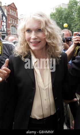 Hollywood actress Mia Farrow arrives at the Royal Courts of Justice to give evidence in the Roman Polanski v Vanity Fair libel case. Stock Photo