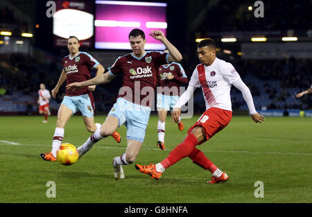 Burnley v Charlton Athletic - Sky Bet Championship - Turf Moor. Charlton Athletic's Karlan Ahearne-Grant shoots Stock Photo