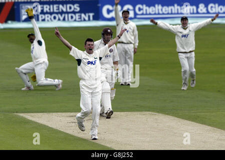 Cricket - Frizzell County Championship - Division One - Nottinghamshire v Surrey - Trent Bridge. Nottinghamshire bowler Andrew Harris (second from left) celebrates after trapping Surrey batsman Richard Clinton LBW for 6. Stock Photo