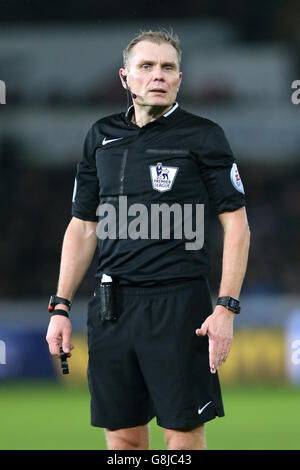 Referee Graham Scott during the Barclays Premier League match at the Liberty Stadium, Swansea. PRESS ASSOCIATION Photo. Picture date: Wednesday January 13, 2016. See PA story SOCCER Swansea. Photo credit should read: David Davies/PA Wire. Stock Photo