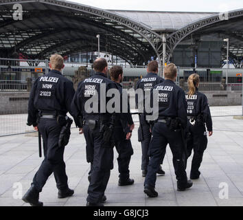 Cologne, North Rhine-Westphalia, Germany - June 12, 2016: Policemen patrolling near Cologne Cathedral and Hauptbahnhof. Stock Photo