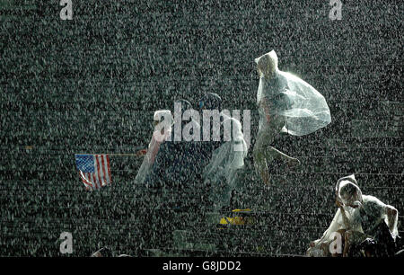 Athletics - IAAF World Athletics Championships - Helsinki 2005 - Olympic Stadium. Torrential rain delays the programme. Stock Photo