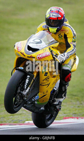 Motorcycling - Corona Extra Superbike World Championship 2005 - Practice - Brands Hatch. British rider Chris Walker in action. Stock Photo