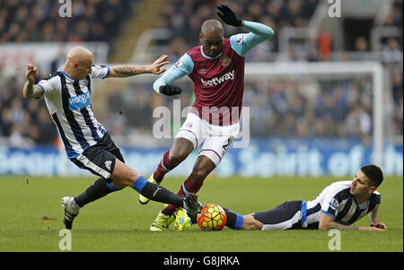 Newcastle United's Jonjo Shelvey (left) tackles West Ham United's Angelo Ogbonna during the Barclays Premier League match at St James' Park, Newcastle. Stock Photo