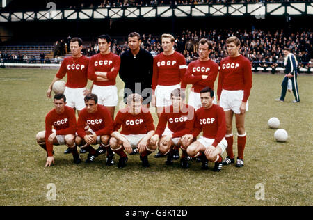 USSR team group: (back row, l-r) Joszef Szabo, Valeri Voronin, Lev Yashin, Albert Shesterniev, Vasily Danilov, Vladimir Ponomarev; (front row, l-r) Igor Chislenko, Valeri Porkujan, Anatoly Banishevski, Eduard Malofeev, Galimzian Khusianov Stock Photo
