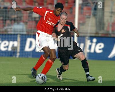 AZ Alkmaar's Tarik Sektiouiis challenged by Sunderland's Stephen Elliott Stock Photo