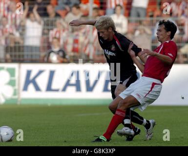 AZ Alkmaar's Michael Buskermolen challenge Sunderland's Jon Stead Stock Photo