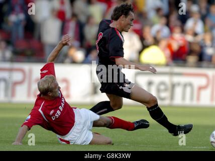 AZ Alkmaar's Barry van Galen challenges Sunderland's Dean Whitehead Stock Photo