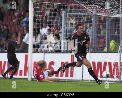 Sunderland's Tommy Miller celebrates scoring against AZ Alkmaar Stock Photo