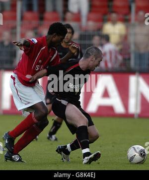 AZ Alkmaar's Tarik Sektiouiis challenges Sunderland's Stephen Elliot Stock Photo