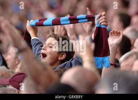 Soccer - FA Barclays Premiership - West Ham United v Blackburn Rovers - Upton Park. A West Ham United fan in the crowd Stock Photo