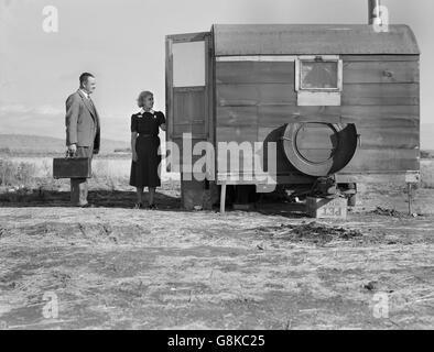 Doctor and Nurse Visiting Sick Child in Mobile Home at Farm Security Administration (FSA) Mobile Camp, Merrill, Klamath, County, Oregon, USA, Dorothea Lange for Farm Security Administration, October 1939 Stock Photo