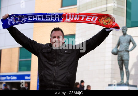 A fan with a half and half match scarf before the Barclays Premier League match at Stamford Bridge, London. PRESS ASSOCIATION Photo. Picture date: Sunday February 7, 2016. See PA story SOCCER Chelsea. Photo credit should read: Nick Potts/PA Wire. Stock Photo