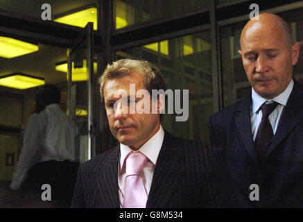 Former Coronation Street actor Christopher Quinten (left) leaves Horseferry Road Magistrates Court in central London, Wednesday August 24, 2005. The 48-year-old actor, who played mechanic Brian Tilsley in the ITV soap, is accused of raping a woman in her 20s at the 10 Room nightclub, in Air Street, central London, on June 25. See PA story COURTS Quinten. PRESS ASSOCIATION photo. Photo credit should read: Johnny Green/PA. Stock Photo