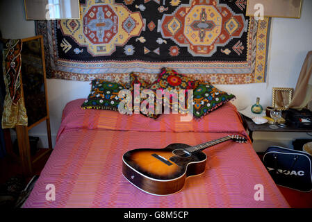 A guitar on display in Jimi Hendrix's bedroom during the press preview of the new heritage site celebrating Jimi Hendrix at the flat he lived in between 1968 and 1969 on Brook Street, London. Stock Photo