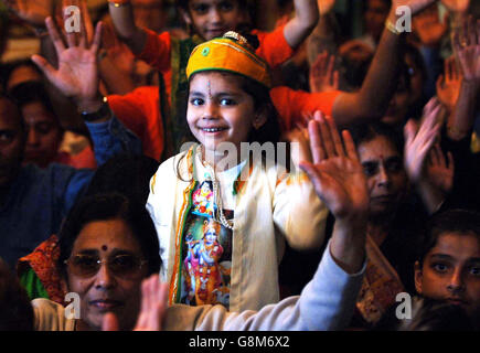 Three-year-old Komal Madh attends Janmashtami, a festival celebrating the birthday of the Hindu deity Lord Krishna in Aldenham, Watford Friday August 26, 2005. It is the largest gathering of Hindus outside India with 75,000 people expected to take part. The celebration marks the 5,000-year-old festival of Janmashtami, the birthday of Lord Krishna who is the reincarnation of Lord Vishnu. See PA story RELIGION Hindu. PRESS ASSOCIATION Photo. Photo credit should read: Fiona Hanson/PA. Stock Photo