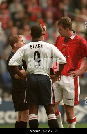 Soccer - FA Carling Premiership - Bolton Wanderers v Manchester United. Bolton Wanderers' Nathan Blake (centre) and Manchester United's Gary Pallister (right) are both sent off by referee Paul Durkin for fighting Stock Photo