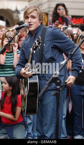 McFly - Teenage Cancer Trust gig - West Piazza Square - Covent Garden. Tom Fletcher from the pop band McFly. Stock Photo